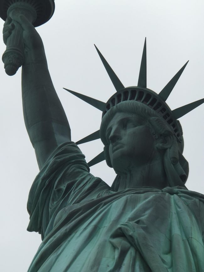 自由の女神像<br />Statue of Liberty<br />フランス語では Statue de la Liberté<br /><br />正式名称は世界を照らす自由 Liberty Enlightening the Worldです。<br /><br />何度かＮＹにいったことがあるのに<br />リバティ島へはいったことがありませんでした。。<br /><br />思うところあり、「自由」の象徴は目で確かめないとと思い<br />行ってきました。<br /><br />半日で観光できます。<br />中に入らなければ、公園だけなので。<br />中に入るのは前もって予約が必要）制限された人数のため<br /><br />フェリーでいって帰ってくるので<br />＄18<br />エリス島にも行けます。<br /><br />２０１５年７月１５日<br />8：50　spring st<br />8：25　bowling green<br />9：40 　フェリー出発<br />9：50　リバティ島到着<br />10：30　エリス島移動<br />11：40　エリス島出発<br />11：50　マンハッタン到着<br />12：00　bowing green