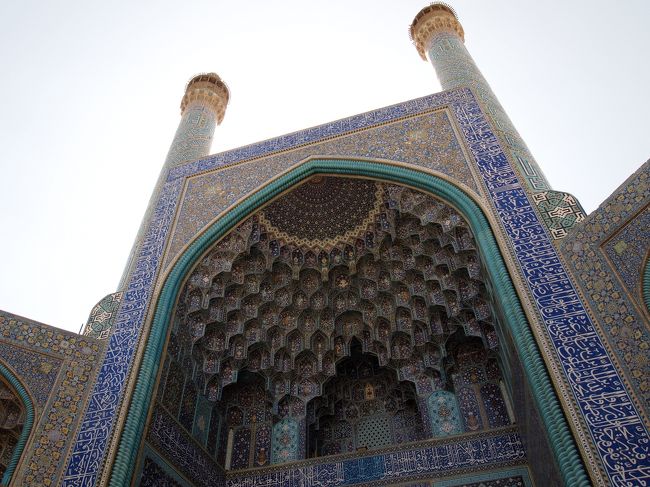 いっとき相次いだ「イスラム教を知る」系の雑誌でたいてい表紙を飾ったのは、圧巻の青。イランの古都エスファハーンは、イスラム建築をこよなく愛する自分にとって憧れの地でした。<br /><br />ついについに！到着！「世界の半分」を思う存分！…のはずが、初日から全く予定外の動きに。広場はほぼ素通りして巡る巡る橋巡り。この街の相棒アミールとの出逢いがイランの真珠に忘れ難き輝きを。イラン旅行で最も長居したエスファハーンは数編に分けて綴ります。
