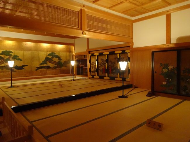 「篠山城」は「兵庫県篠山市北新町」にある「1609年(慶長14年)」に「徳川家康(藤堂高虎が縄張を担当)」が「山陰道の要(西国諸大名のおさえ)」として築城した「輪郭式平山城」です。「江戸時代」には「篠山藩」の「藩庁」として「松平三家八代(松井松平家/藤井松平家/形原松平家)」「青山家六代(青山通りの由来の家柄)」の「居城」でした。写真は「大書院」の「上段の間」です。