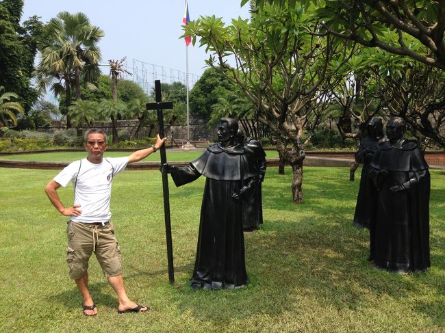 夏休み利用しお一人さんでタイとフィリピンにチョイお邪魔してきました!<br /><br />腰痛治療と大好物のカオソ-イ食べに<br />療養の為、観光予定は全くありません。<br />マニラで小姐天敵?ポン吉先輩と合流予定ザンス・・・怖い!<br />今回はバンコクからマニラに飛びアンへレスまでざんす!<br />内容のない備忘録ですのでスンません。<br /><br />今回のタイトルは<br />とわこさんとたぬたぬさんに強制的に決められました・・クシュン!<br /><br />表紙は <br /><br />サンチャゴ要塞前の公園で先輩の旅の無事を祈る聖人達・・素敵!<br /><br />いつものように誤字、脱字&合成写真もちょいあるのでお許しを。<br /><br />8月13日 HND→BKK TG683 グランドセンター ポイントホテル ターミナル 21(バンコク)☆此処です<br /> <br />8月14日 BKK→MNL TG624 ヘリテージホテル(マニラ)☆此処です<br /><br />8月15日 ABCホテル(アンヘレス)☆此処です<br />8月16日 ABCホテル(アンヘレス)<br /><br />8月17日 MNL→HND NH870<br /><br /> <br /><br />