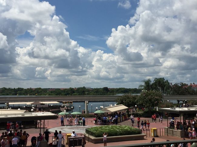 結婚20周年記念の旅。<br />小学生の時から30年越しの夢、WDWへの旅。<br />夫婦+中学生の娘との珍道中。<br /><br />宿泊は口コミの少ない「French Quarter」。<br /><br />旅行費の事、トランジット・リゾート(ホテル)の設備・ピントレードについてなど、出来る限り詳しくリポートしてきました。