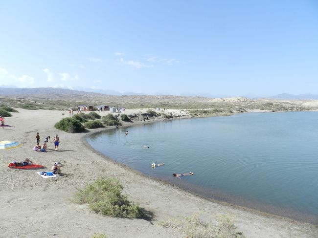 キルギスのイシククル湖南岸には、イスラエルの死海と同じ塩分濃度のトゥス・キョルという湖があります。<br />この湖は「キルギスの死海」と呼ばれています。
