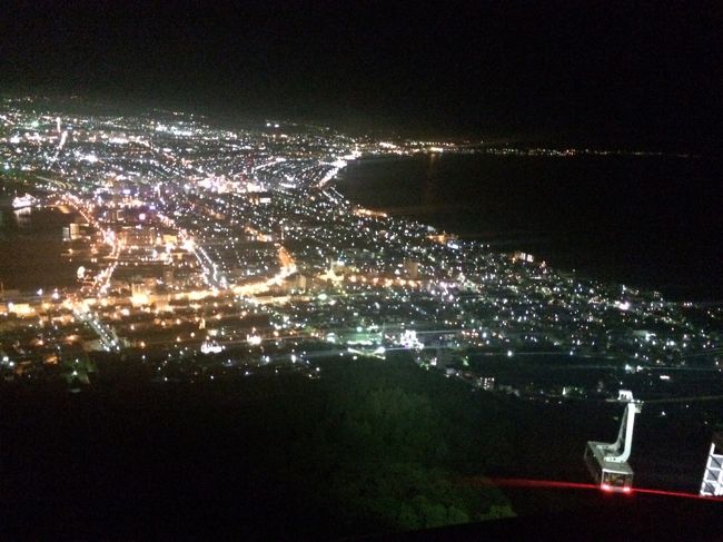 暑い夏が続きますね。<br /><br />東京も猛暑日が続きます。<br /><br /><br />日本の避暑地　北海道に同僚と一泊２日の弾丸避暑旅行です。<br /><br />函館には、女性に人気の湯の川温泉望楼noguchi(ノグチ）ホテルに<br /><br />予約が取れました。<br /><br />室内露天風呂、創作和洋食、函館空港滑走路、離着陸の飛行機等<br /><br />特に女性の感性に考慮したデザインのホテルです。<br /><br />同僚と仕事を終え、カジュアルに着変え羽田空港に向かいます。<br /><br />＊函館は、世界３大夜景（香港、ナポリ）の一つ美しい＆涼しい。<br /><br />羽田から函館空港に向け機上の人になります。