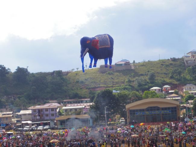 タウンジーのバルーン祭りにいってきました。<br />この祭りは、バルーンの出来を競う競技になっていて、<br />夜通し行われ、6日間に300個くらいのバルーンが空高く打ち上げられます。<br />心静かなミャンマー人にとっては、熱すぎるお祭りです！<br />色んな意味で！<br />そしてちょっと命がけ？！<br /><br />■□■□■□■□■□■□■□■□■□■□■□■□■□■□■□■□■□<br /><br />こちらは、タイ＆ミャンマー！女一人旅の写真たちですー。<br />タイ＆ミャンマーも初でしたが、大好きになりました！<br />そんな大好きがきっと伝わる写真たち。楽しんでいただきたい〜。<br /><br />・・・・・・・・・・・・・・・・・・・・・・・・・・・・<br />★タイ<br />バンコク→メークロン線の折り畳み市場→ダムヌンサドゥアック水上マーケット→チェンマイ→→コムロイ→アユタヤ<br />↓<br />★ミャンマー<br />マンダレー→ウーペイン橋→アマラプラ→ミングー→インレー湖→タウンジーのバルーン祭り→バガン→モンユワ→パゴー→ヤンゴン<br />・・・・・・・・・・・・・・・・・・・・・・・・・・・・<br />へと、移動しましたー。<br />ぜひぜひ！色んな街の写真を楽しんでください。<br /><br />そして、これからタイとミャンマーに行かれる方の、何かお役に立ちますよーに！