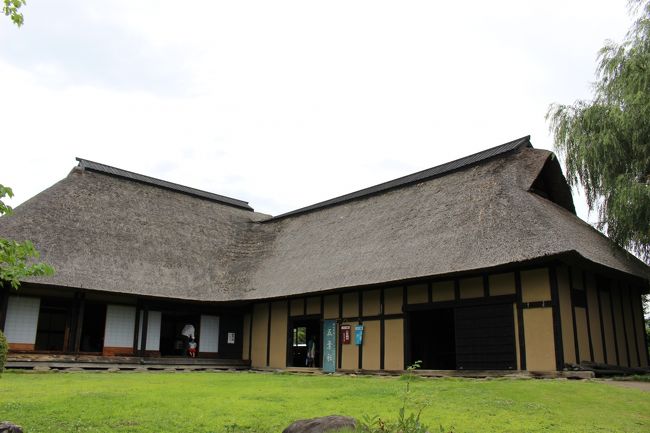 17日はくもり時々雨。<br />小岩井農場にも行きました。<br />夏休みで家族連れでいっぱいでした。<br />中は入らずどんぐりコロコロ(岩手県産木工品展示即売場)をみたりしました。<br />盛岡手づくり村でお土産など買いました(地元の人?でいっぱいです)。<br />盛岡から仙台まで走ります。<br /><br />写真は南部曲がり家