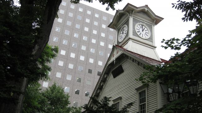 前日まで暑かったのですが、札幌を観光しようとした日、朝から雨になりました。<br />しかも前日までの暑さが嘘のように、ひんやりと肌寒いくらい。<br />（これは個人差がありますので、主人に言わせれば涼しいとのこと）<br /><br />本当は色々回りたかったのですが、駅前で主人の上着を買うのに時間が<br />かかって、あまり観光できませんでした。<br />ちょっと残念。<br /><br />私は何回か来てるのでいいのですが・・・。