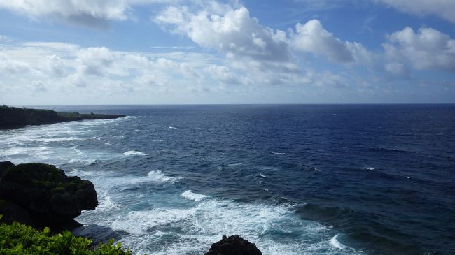 今年の夏休みはウミガメに逢いたくて３月には慶良間諸島へ行くことに決めていました。<br /><br />早割でエアチケットを手配して、７月の後半に予定していた慶良間諸島への旅。<br />２か月前に座間味行の船も予約し準備万端。<br /><br />だけど………<br />台風12号が沖縄を直撃することが確定したため、前日に飛行機を振替して8月に変更。<br />ホテルやレンタカーをキャンセルして、新たに手配…大変だった。<br /><br />仕切り直しして出発した今回も、台風の影響で那覇へ戻る高速船が翌日は欠航する可能性があるとのことで、１日早く現地を切り上げることに………。<br />天気が良くなった慶良間を離れることが悲しかった。(T_T)<br /><br />今回の旅行は台風に苦しめられた旅行でした。<br /><br /><br />＜日程＞<br />2015/8/14(金)：羽田→那覇→糸満<br />2015/8/15(土)：糸満→那覇<br />2015/8/16(日)：那覇→座間味島<br />2015/8/17(月)：座間味島<br />2015/8/18(火)：座間味島→那覇<br />2015/8/19(水)：那覇→羽田<br /><br />＜交通＞<br />羽田−那覇：スカイマーク \20,000 + \10,000 = \30,000<br />レンタカー：タイムズ（8/14 13:00-8/15 18:00） \9,550<br />ガソリン代：￥1,500<br />那覇港→座間味港：フェリー \4,240（2,120/人）<br />座間味港→那覇港：高速船    \6,280（3,140/人）<br />*.ふるさと納税の5000円券を2枚利用したので実質640円/人。<br />●合計　 \41,690<br /><br />＜宿泊＞<br />ペンション喫茶　南の楽園 \5,200<br />ダイワロイネットホテル那覇おもろまち \7,250（Ｗルーム2名利用1名分）<br />民宿ロビンソン \5,500 * 2 = \11,000<br />ダイワロイネットホテル那覇国際通り \7,550（Ｗルーム2名利用1名分）<br />●合計　 \31,000<br />●総合計 \72,690<br />