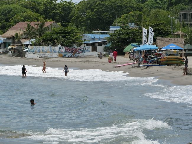 La Union ( ラ・ウニオン州 )の小生が住んでいるサン・フェルナンドから北へ5kmほど行ったところにあるサン・フアンは、フイリピンにおける有数のサーフィンのメッカで、世界中からサーファーが訪れるところである。しかし、残念ながら今の時期はシーズンではなく、海岸を歩いていてもあまり人はいない。<br /><br />今回は、別な目的でサン・ファンに来たので、サーフィンをしているところを見たいという考えは最初から全然なく、ただ時間があったので海岸を歩いてみただけであった。しかし、折角来たのにシーズン・オフで閑散としていて、少々残念な気持ちもあった。
