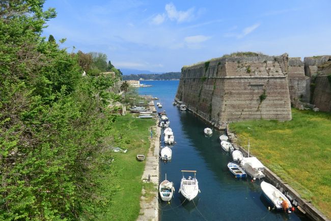 今日から本格的な観光を開始します。<br /><br />コルフには二つの要塞、一つはパレオ・フルリオと呼ばれる旧要塞。コルフに船が近づいたとき、最初に目についた要塞です。つづいて、ネオ・フルリオ（新要塞）は港の近くにある要塞です。<br /><br />まずは、ホテルから海沿いの道を歩きながら、旧要塞に行こうと思います。