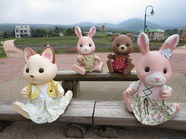7月は私の誕生月。<br />色々と優待が受けられます。<br />だからお出かけしたくなります。<br /><br /> 前から行きたいと思っていた富士裾野にある遊園地「ぐりんぱ」。<br />メルマガ会員登録しておくと誕生月にはお得に入ることができます。<br />今月は小チビも私も誕生月だ。<br />ついに行ける時がやって来ました。<br /><br /> 山梨で桃狩りもしたかったので、富士裾野→山中湖→甲府盆地の順に巡る一泊二日の旅でした。