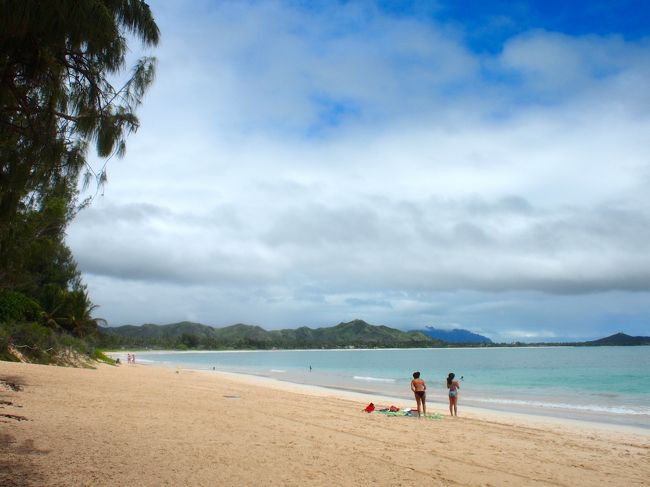 オアフ島滞在４日目はザ・バスでカイルアビーチへ。<br />ビーチでのんびりした後、Keolu Hillsでトレイルに挑戦・・・<br />の予定が結構本格的な雨に降られ、途中退散；；<br />今回後半お天気が悪かったので、<br />前回とても良いお天気の時に訪れたカイルアの画像も足しておきます。