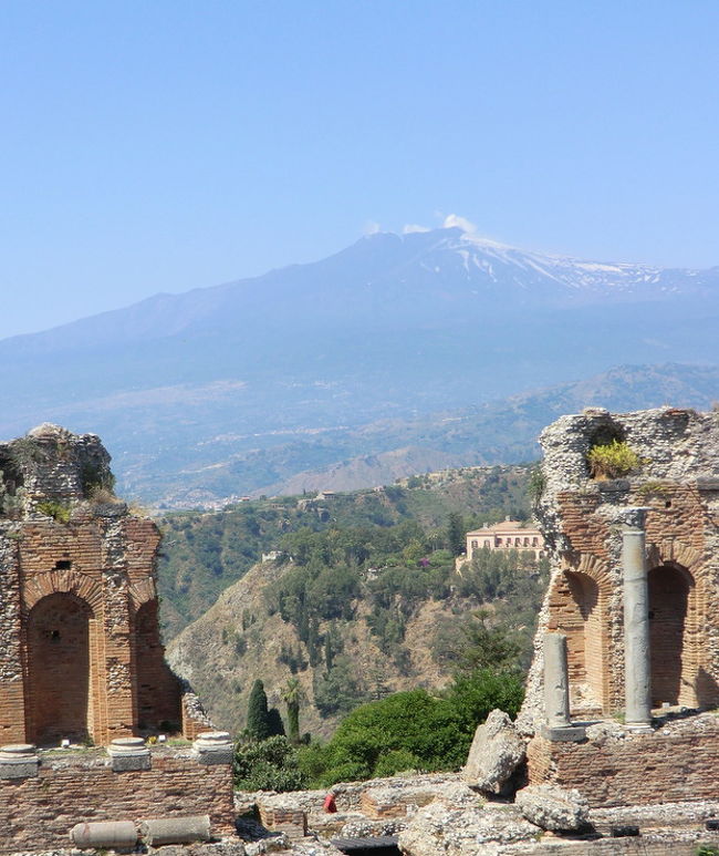 ナポリを離れ、翌日はイタリア半島の先に位置するシチリア島に寄港しました。<br /><br />紀元前はギリシアの植民地が点在して発達したシチリアは、アラブやノルマンといった地中海の南北から度重なる侵略を受け、様々な文化が入り交じっています。<br /><br />イスラムの影響も強く残していて、メッシーナの街を歩いていても、イタリアとは異なった独特の雰囲気にも触れ合えます。<br /><br />今日は、映画「グランブルー」のロケ地として有名なタオルミーナとイスラムの雰囲気も感じられるメッシーナの街を歩きます。<br /><br /><br />クルーズ船：MSCファンタジア（イタリア船）137,936?<br />乗客定員： 3,959名 <br />乗組員数： 1,325名<br />客室数：1,637室<br /><br /><br />日程<br />□5月28日(木）　　<br />　成田空港　TK053　22:30発　ターキッシュ・エアラインズ<br />□5月29日(金）　イスタンブール着4:40　　<br />　　　　　　　　イスタンブール発8:35　TK1853　<br />　　　　　　　　バルセロナ着11:25　バルセロナ各自観光（2時間）<br />　　　　　　　　MSCファンタジア乗船、出港23:00<br />□5月30日(土）　マルセイユ(フランス)入港12:00　　出港19:00<br />　　　　　　　　エクス・アン・プロヴァンス観光<br />□5月31日(日）　ジェノバ(イタリア）入港8:00　　出港17:00<br />　　　　　　　　ジェノバ観光<br />□6月1日(月）　 ナポリ（イタリア）入港13:00　　出港19:00<br />　　　　　　　　街歩き・ショッピング・観光<br />■6月2日(火）　 メッシーナ(イタリア）入港8:00　　出港18:00　　<br />　　　　　　　　タオルミーナ観光・メッシーナ市内観光<br />□6月3日(水）　 バレッタ（マルタ）入港7:00　　出港13:00<br />　　　　　　　　バレッタ・イムジーナ観光<br />□6月4日(木) パルマ・デ・マヨルカ(スペイン）入港21:00<br />□6月5日(金) パルマ・デ・マヨルカ(スペイン）出港5:00<br />　　　　　　　　バルセロナ(スペイン）入港14:00　下船15:00<br />　　　　　　　　エキスポ・ホテル泊<br /><br />□6月6日(土）　 バルセロナ発　TK1852　6:00<br />　　　　　　　　イスタンブール着　10:20<br />　　　　　　　　イスタンブール発　TK　050　13:50<br />□6月7日(日）　 成田空港着　7:20<br /><br />Bon Voyage!! 　憧れの地中海クルーズ♪/MSC ファンタジア　<br />vol.１　序章　成田〜イスタンブール〜ガウディの街バルセロナへ<br />http://4travel.jp/travelogue/11019752<br /><br />vol. 2 セザンヌの故郷　エクス・アン・プロヴァンスを歩く<br />http://4travel.jp/travelogue/11023555<br /><br />vol. 3 目覚めの朝、中世の街はそこに・・・　ジェノヴァ/イタリア<br />http://4travel.jp/travelogue/11027313<br /><br />vol.４ ナポリ王宮とサンタ・キアーラ教会＆大満足のショッピング♪<br />http://4travel.jp/travelogue/11037083