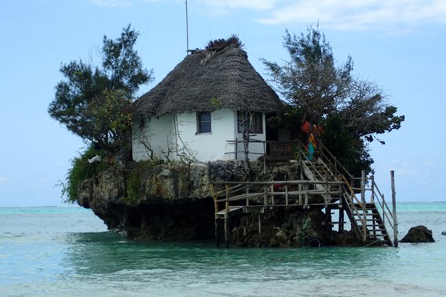 この夏休みは東アフリカの国を周遊しました。<br />この岩の上に乗っている建物の写真を見た時、何てユニークな建物なのだろう。是非見てみたいと思っていました。調べてみるとザンジバルにあるということが分かったので、その近くのパジェ(paje)という村にある日本人宿のパラダイス ビーチ バンガロー(paradise beachbun galows)に宿泊して何もせず綺麗な海を眺めながらのんびり過ごしました。<br />岩の上のレストランはザ・ロック(The Rock)という名前で干潮時には完全に潮が引くため歩いて行くことができて満潮時は無料のボートで渡るようになっていました。お昼ごはんを食べに行ったのですが偶然にも満潮に向かっている方向でしたので海に浮く幻想的な光景を見ることができてラッキーでした。<br /><br /><br />ここまでの行程は以下のとおり<br /><br />番外編　東成田（旧成田空港駅）から空港へアクセス<br />　　　　第３ターミナルの視察<br />　　　　http://4travel.jp/travelogue/11042996<br /><br />１日目　日本→香港（ＡＮＡ）<br />　　　　香港をトランジット観光<br />　　　　http://4travel.jp/travelogue/11043414<br /><br />２日目　香港→アディスアベバ（エチオピア航空）<br />　　　　アディスアベバをトランジット観光<br />　　　　http://4travel.jp/travelogue/11043833<br /><br />　　　　アディスアベバ→ダルエスサラーム（エチオピア航空）<br />　　　　ダルエスサラーム観光　宿泊<br />　　　　http://4travel.jp/travelogue/11044335<br /><br />☆今回☆<br /><br />３日目　ダルエスサラーム→ザンジバル（船）<br />　　　　ザンジバルのパジェ滞在<br /><br />４日目　海の上のレストランで昼食後ストーンタウンへ戻る