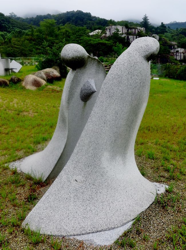 笠間2/2　稲田石の造形：モニュメント彫刻　☆想石ガーデンに展示
