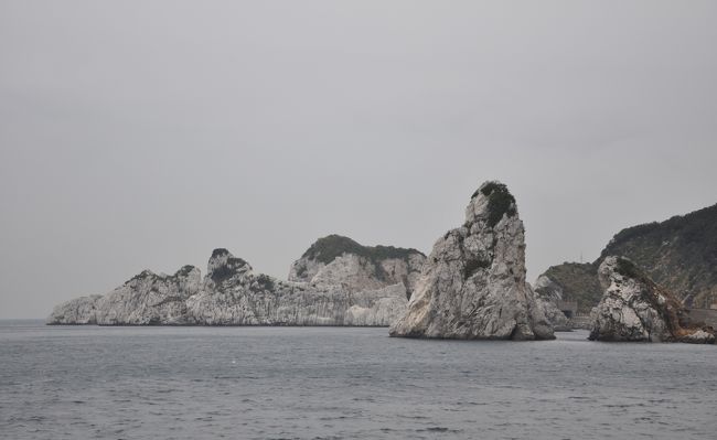 　紀伊半島を海岸沿いに回ったとき、ずいぶんいろんな岩を見たような気がします。<br />　言うまでもなく岩なんて、なにも紀伊半島じゃなくたって、全国いたる所にあります。珍しくはありません。<br />　それなのに、岩場というのはどこも旅人の心を躍らせます。今回の旅でも、あちこちで岩を眺めながらずいぶん長い時間を過ごしたような気がします。<br />　そんなときにふと思ったことですが、どこに行っても岩にはやたら名前がついているような気がします。それにまつわる伝説も枚挙にいとまありません。<br />　今回もそんな伝説のあれこれに触れたのですが、その中に「滝の拝太郎」という話があります。<br />　私自身は初めて聞いたものですから、何はともあれ、行ってみました。