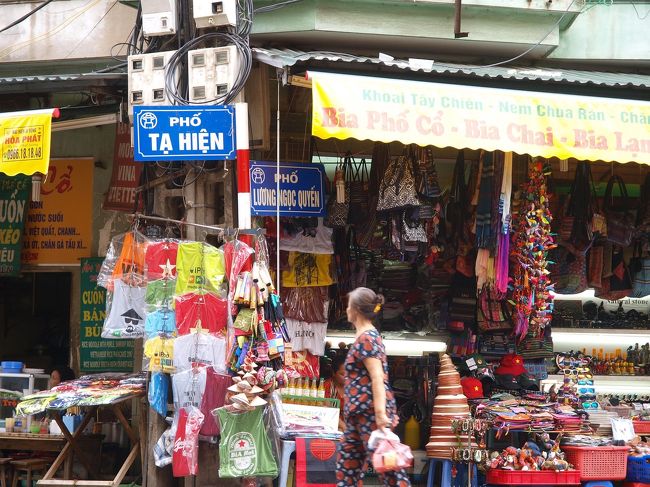 ホアンキエム湖から少し街に入った交差点。<br />Ta HienとLuong Ngoc Quyen通りの交差点。<br /><br />大好きな通りです。夜は飲んべい天国になります。<br /><br />