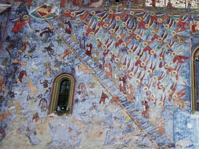 ２０１５年夏はルーマニアへ。その４は、今回の旅のハイライト、ブコヴィナ地方の修道院群巡りです。世界遺産に指定されている８つの修道院のうちの５つを巡ります。<br /><br />かつてのモルドヴァ公国の貴族たちによって建てられた修道院の特徴は、教会の外壁をうめつくす色鮮やかなフレスコ画。それぞれの修道院を特徴付ける色は、スチェヴィッツァ修道院が緑と赤、モルドヴィッツァ修道院がゴールデンイエロー、ヴォロネッツ修道院がブルー、フモール修道院が赤、アルボーレ修道院が緑となっています。<br /><br />上篇はその内の２つ、スチェヴィッツァ修道院とモルドヴィッツァ修道院を訪れた記録です。<br /><br />・カルパチア山脈を下りてブコヴィナ地方へ<br />・ラダウチ到着<br />・スチェヴィッツァ修道院<br />・手のモニュメント<br />・モルドヴィッツァ修道院<br /><br />表紙写真は、スチェヴィッツァ修道院の北面フレスコ、天国へのはしごです。天使に見守られながらはしごを上る聖人たち。悪魔の誘惑に負けて、左側、地獄に落ちる姿も。１７世紀の初めに描かれた時の色がそのまま残っているそうです。