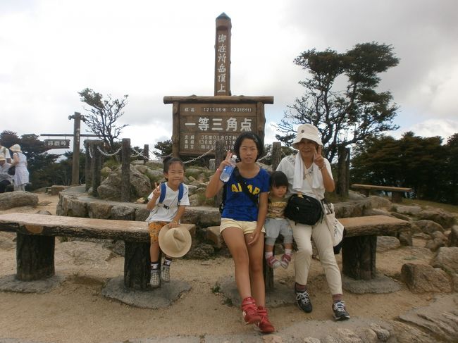 今年の夏休みは引越し等でどこにもお出かけが出来なかった長女一家。孫達の喜ぶ顔が見たくって、晴天の朝、急遽御在所岳へ連れて行きました。久しぶりのお婆の運転で、迷子になったりと大変でしたがそれも思い出!!<br /><br />予算1万<br /><br />参加者<br />お婆<br />長女<br />孫1〔中学生〕<br />孫2〔年長〕<br />孫3〔2歳〕<br /><br />どうなることでしょう