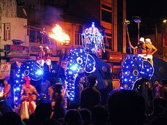灼熱と豪雨、そして笑顔のスリランカ（１１）　炎のダンスとゾウの大行進～キャンディのエサラ・ペラヘラ祭