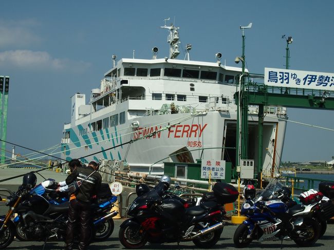 夏休み家族旅行１日目<br /><br />伊勢湾フェリーを利用して、愛知県から三重県へ移動しました。<br />鳥羽市で鳥羽水族館を堪能し、その後、志摩市へ移動。<br />「神代温泉　季彩の宿　沙都邑」へ一泊しました。<br />お料理は食べきれない位の量で、伊勢海老のお刺身をはじめ<br />魚介類満載でとても満足でした。<br />貸切露天風呂があるので、子連れでゆっくり入れたのが<br />よかったです。<br /><br />若干、部屋などのふすまが破れていたり、補修が雑だったり<br />しましたが、まー、一泊するだけなので｡｡｡とあきらめました。