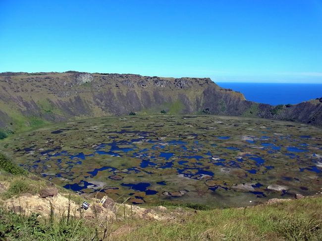 ラノ・カウ火山は島の最南端にある大きなコニーデ火山<br />島にある火山の中でカルデラ湖の大きさは最大で直径1.6kmもあります<br />こうやって見ていると、大したこと…　と思いますが<br />実はかなり高いところから見下ろしている状態　…ちょっと足すくみます<br /><br />島中にいる自由気ままなわんこ達<br />けど、暑すぎるのか…　<br />陰を探して彷徨ってます<br />先にこうやって陣取りされてると<br />ショウガネーナーな顔して<br />次の陰を求めてトボトボと<br /><br />オロンゴはラノ・カウにある、かつて鳥人儀式が行われた場所<br />紺碧の海にモトゥ・カオカオ、モトゥ・イティ、モトゥ・ヌイの島が見えてます<br />この一番遠い島に鳥の卵を採りに行く競争をしていたということらしい<br />その儀式のときだけ、住んでいた仮住まいのような住居跡　…復元ですが<br />寝るためだけということらしいけれど、それにしても入口も小さいし<br />何とも簡素な感じですな<br />こっちは復元されていない本物　…の残骸<br />続きはこちらから<br />http://plaza.rakuten.co.jp/nanasnikki/diary/201303010000/<br />