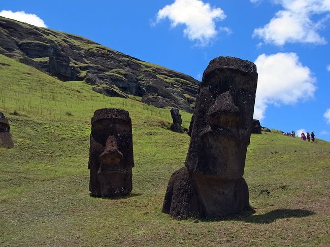 ラノ・ララクRano Raraku<br />山全体がモアイの製造工場跡とでもいうところ<br />イースター島にあるすべてのモアイがここから切り出されています<br />切り出し中のモアイ、運搬途中のモアイ<br />顔半分まで埋まってしまっているモアイ、とにかく全部中途半端なもの…　<br />アフにのせられることがなかったモアイ達397体がココに留まっている<br />まず山を登る前に見上げると、今にも動き出しそうなモアイ達がそこココに<br />アフの上に立っているモアイより顔が長く見えるのは、至近距離で見ているせいか…<br />背中もきれいに彫が進んでいるものは出来上がり直前だったもの<br />反対にのっぺらなのは、まだまだ途中だったもの…<br />でも、どうして急に止めちゃったんだろう　…という疑問は解けない<br /><br />熱いお風呂の代わりに、土にどっぷりと浸かったみたいなモアイも<br />あ、この子ちょっとファミリアじゃない<br />ほらほら、CM出演も多いモアイ君だ<br />続きはこちらから<br />http://plaza.rakuten.co.jp/nanasnikki/diary/201303020001/<br />