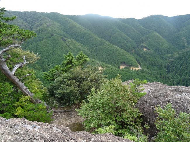 ご訪問ありがとうございます！<br /><br />夏休みを1日いただき、3連休の最終日に鳥取県西伯郡南部町の金華山に登りました。<br /><br />表紙の写真は金華山頂上のテラス。