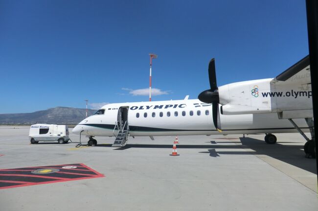 今日は午前の飛行機でアテネへ。<br /><br />アテネからは行きと同じエディハド航空でアブタビ乗り換えの成田行きです。<br /><br />アテネからの出発がかなり遅れ、乗り換え時間に遅れるというアクシデントに見舞われましたものの、運よくアテネからの日本人ツアー団体さんとご一緒となったことで、ことなきをえました。<br /><br />ツアーガイドさんの案内に便乗、ひたすら、後ろからついて行くことで、とても楽に乗り換えを完了。（私たちだけだったら、乗り換えゲートやら皆目見当もつかず、搭乗時間もすぎていたし、パニックになること必然。）<br /><br />さすがに、同じ航空会社の乗り換え、団体さんを含め大量集団の遅刻、見切り発車はないですね。（赤信号、皆で渡れば怖くない）<br /><br />成田にはほぼ定刻に無事、到着。<br /><br />長い旅行が終わりました。温泉にでもゆっくり浸かって旅の疲れを癒すとともに、旅の思い出をツマミに日本酒で乾杯したいと思います。