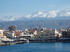 紺碧のエーゲ海に浮かぶ島々を訪ねて　【４４】　雪山をバックにハニアの美しいベネチアン・ポートを見渡す