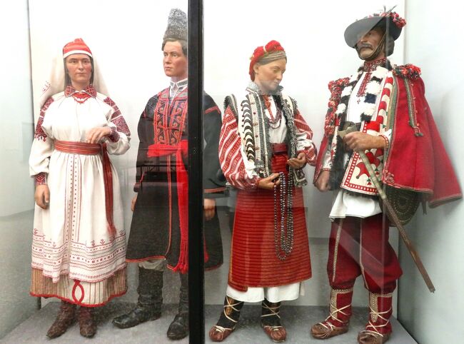 ロシア民族学博物館<br /><br />1902年に創設。<br />ソビエト国内と近隣諸国の諸民族を対象とした50万点以上の厖大な資料を<br />収集しているそうです。<br />近隣諸国がすべて旧ソビエト領であったのかどうかは不明ですが<br />それにしてもロシアが多様なる多民族国家だったのだと改めて発見した思い。<br /><br />モスクワのスーパーでモンゴルから輸入の?馬乳ヨーグルトとか<br />グルジアの素朴なお菓子とかアルメニアのクルミの甘煮が<br />フツーに売られているのです。<br /><br />★Russia ロシア旅行のサイトマップ<br />http://4travel.jp/travelogue/10541902