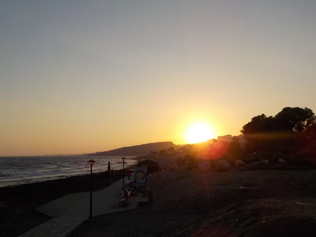 今年の夏は地中海でと決めていた。<br /><br />前から行きたかった南キプロスでショートホリデイ。<br /><br />エミレーツを早々に予約しホテルは悩んだ挙句ラルナカ空港からアクセス良いリマソールにあるエリアスビーチホテルをオールインクルージブで予約。<br /><br />チェックインしてみればロシア人客ばっかり！！<br /><br />晴天続きでのんびり出来たし、ファミリー向けのホテルだったが１人旅でも何かと快適で満足、満足。<br /><br />車は右ハンドルで左側通行、日本と同じだったからレンタカーでも良かったかな。