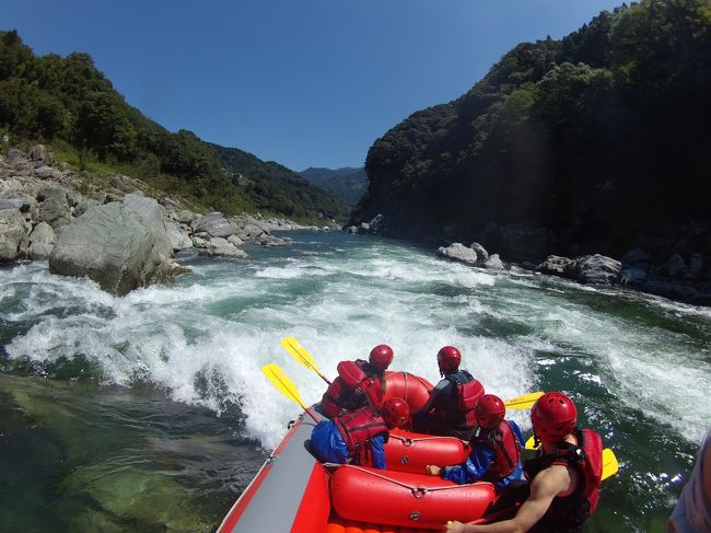 今年もやってきましたこの季節！<br />待ちに待った姪さん達との三人旅です。<br /><br />目的地選びに際しても、「姪さん達が喜ぶ」かつ「わたしがふだんの一人旅では行きそうもない所」というのが選択基準となるので、姪さん達の年齢(小学４年生)を考慮するとやっぱりひと味変わったアクティビティができる所かなと。<br />そんなこんなでいくつかの候補地の中から選んだのは高知県。日本三大暴れ川の一つ、吉野川でのラフティングと海水浴がメインイベントです。夏という季節柄、昨年のドルフィンスイムと同じくマリンスポーツとなりました。<br /><br />実は、高知は昨年の初夏に一人旅を計画して、決行寸前(宿の予約も完了)までいきながら天候不順で泣く泣く延期してそのままになってしまった思い入れのある場所。四万十川の沈下橋巡りや須崎の鍋焼きラーメン食べ歩き、あかおかの絵金祭り＆絵金蔵見学などやりたいこと、行きたい場所はいくらでもあるのですが、今回は姪さん達をゲストに迎えての三人旅なので、そうした個人的な興味関心はとりあえず後回しにして、なるべく単純でゆとりある日程を組むことにしました。<br /><br />初日は大歩危近辺でのラフティングと高知市での日曜市散策を予定しています。