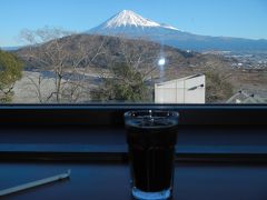 富士山を望む絶景を見ながらのコーヒータイム（富士川サービスエリア）
