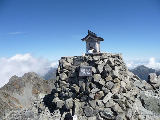 北アルプス奥穂高岳3190m<br />今から42年前に一度登った山で、ふとしたことからもう一度登れれば、でも難しいかなと思いつつとりあえず涸沢まで行くことにしました。<br />涸沢ヒュッテで一泊したあと、もしかしたら登れるかなと思いつつ奥穂高岳を目指しました。<br />懐かしのザイテングラードを登り、奥穂山頂に立つことが出来ました。<br />42年前は山頂はすべてガスに覆われていて何も見えなかったのですが今回は<br />天気に恵まれ素晴らしい光景に出会えることが出来ました。<br />単独登山だけに十分の余裕を持った行動計画を立て、決して無理はせず、<br />引き返す勇気を持つことを心掛けた山登りでした。<br />今回すでに3年を経過しようとしている中、登山記録として4traにアップさせてもらいました。<br /><br />行程　2012年<br />10月3日　横浜→松本IC→沢渡駐車場→上高地→明神→徳沢→横尾山荘泊<br />10月4日　横尾山荘→本谷橋→Sガレ→涸沢ヒュッテ泊<br />10月5日　涸沢ヒュッテ→ザイテングラード→穂高岳山荘→奥穂高岳→<br />　　　　穂高岳山荘泊<br />10月6日　穂高岳山荘→涸沢→上高地→沢渡→松本→横浜<br />　　　　　<br />