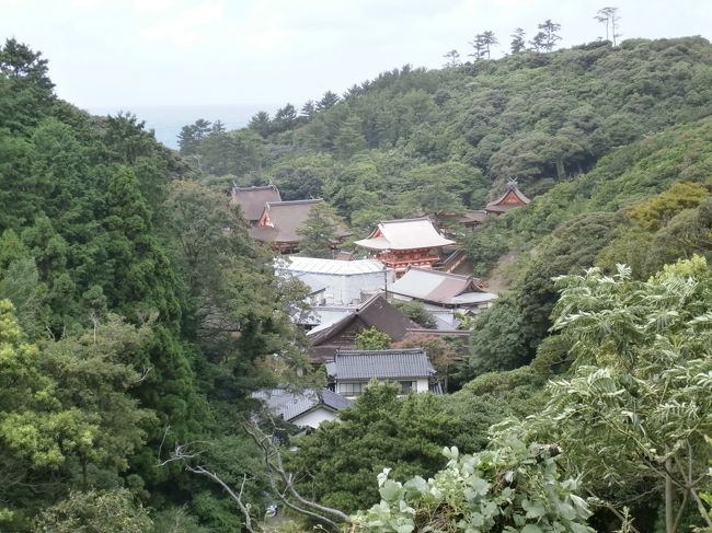 ８月下旬に家族みんなで１泊２日で島根県の出雲の方へ旅してきました。<br /><br />今回は私がＪＡＬのステータス上級会員になったので、息子の私がこの機に両親に孝行しようと思い企画をしました。<br />家族の希望は島根県の出雲と松江を中心に巡ってみたいとのこと。ということでＪＡＬパックで手配をし、８月下旬に予定を立てて行くことになりました。<br /><br />ですが、父の突然の入院治療、出発寸前の台風でのフライトキャンセル！<br />行けるのぉ〜？？？と思いつつ、まさに奇跡的に行くことができました。<br />家族全員、一同「本当にこんなラッキーな旅はあり得ない！」と何度も言うくらいのものでした。<br /><br />ということで、今回の旅の手配から旅行日一日目の行程など、ご覧下さればと思います(-人-;)。<br /><br /><br />【旅行行程】<br />本来ならばのスケジュール<br />・旅行１日目(8月25日)<br />自宅出発、私の車にて東京羽田空港へ→東京羽田１６：５５発ＪＡＬ２８５便搭乗→出雲縁結び空港着１８：１５<br />レンタカーで移動後、松江ニューアーバンホテル着<br /><br />宿泊先：松江ニューアーバンホテル<br /><br />・旅行日２日目(8月26日)<br />松江市内観光(松江城、堀川めぐり、塩見縄手など)＆八重垣神社<br />車で宿泊先へ<br /><br />宿泊先：玉造温泉玉造国際ホテル<br /><br />・旅行日３日目(8月27日)<br />出雲大社＆日御碕神社などを観光<br /><br />レンタカー返却後、出雲縁結び空港１６：３５発ＪＡＬ２８４便搭乗→東京羽田１７：５５着、車にて帰宅<br /><br />が、台風の関係で以下の通りに変更…。<br /><br />・旅行０日目(8月25日)<br />自宅待機(汗)、変更手続き処理…<br /><br />・旅行１日目(8月26日)<br />自宅出発、私の車にて東京羽田空港へ→東京羽田7:25発ＪＡＬ277便搭乗→出雲縁結び空港8:50着<br />レンタカーで出雲大社、日御碕神社などを観光<br />車で宿泊先へ<br /><br />宿泊先：玉造温泉玉造国際ホテル<br /><br />・旅行日２日目(8月27日)<br />八重垣神社＆松江市内観光(松江城、堀川めぐり、塩見縄手など)<br /><br />レンタカー返却後、出雲縁結び空港16:35発ＪＡＬ284便搭乗→東京羽田17：55着、車にて帰宅<br /><br />となりましたf^_^;。<br /><br /><br />【旅行手配】<br />・航空券<br />ＪＡＬパック「[プロモーション]ズバリ 山陰・山陽・四国 夏・秋版 ＜松江（松江しんじ湖温泉）・出雲＞２日間」<br />宿泊先松江ニューアーバンホテル泊<br />４人で総額117,420円(一人29,355円)→ホテル代キャンセルのため22,000円返金、航空券のみの支払い４人で95,420円(一人23,855円)<br /><br />・宿泊<br />玉造温泉玉造国際ホテル「思い出作ろう♪家族で過ごす夏休み！」プラン、４人一部屋和室夕朝食付、宍道湖畔側、32,000円(一人8,000円)<br /><br />・レンタカー<br />フリーレンタカー出雲空港店　オープン記念価格３日間で6,752円(免責補償、安心パック付)<br /><br />※ちなみにこちらの旅行記は手配のことと旅行日一日目から書いています。<br />写真は高いところから眺めた日御碕神社です。