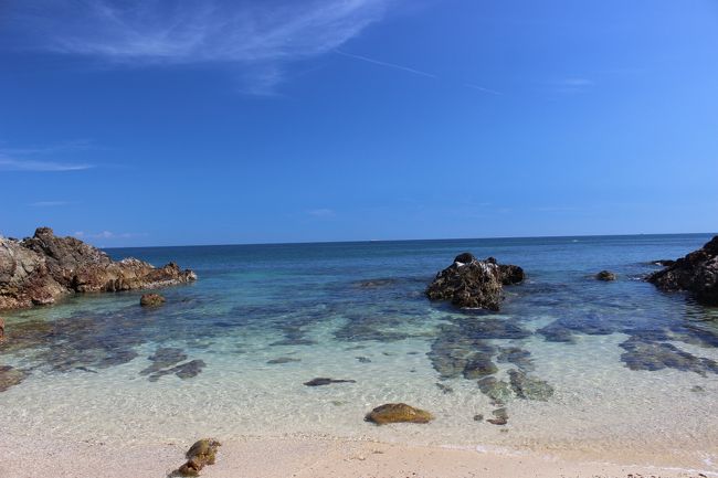  4月に転職し、初の夏休み。まあ、何回転職してるのか？と突っ込まれそうだけど、転職すると条件が上がる業界なんで、そこはスルーってことで。<br />いつとるかって悩んだ結果、9月はもう決まってるし、8月に行くことに。タイに行くかマレーシアに行くか悩んだ結果、ベストシーズンのマレーシア東海岸に。でもどこの島に行くぅ〜？となり、しばし家族会議。ペルヘンティアンは宿いっぱい、でもローカルの友に、仕事の合間に1件1件宿を回ってもらった結果、常宿の隣が取れることに。母上に報告したけど、正気か！？と言われ。。。<br />ティオマン、レダンと候補はあったけど、短い日数で、なかなか厳しい。困った末、マレーシアの地図を広げ、見つけたのがこのグミア島。そして宿はなんとパンコールラウのように1 Isrand 1 resort!お値段も良心的な価格設定なので、今回はグミア島に決定。<br /><br />飛行機はセールをしていたエアアジアで、往復成田便を確保。しか〜し、予約した10日後くらいにエアアジアから不幸のメールが届いた。。。成田便は8/20で終了だから、24日夜羽田着の飛行機に変えといたよ〜、これがいやなら、バンコク経由で帰ってくれない？それも嫌なら、今回キャンセルで半年間使えるクレジットを出すと。。。向こう半年、乗る予定なし、バンコク経由は母上が許すはずがない、24日は何が何でも仕事に行かねばならないので、何がなんでも23日に帰りたい。。。<br /><br />エアアジアに英語で苦情メールを送信、でも数日たっても音沙汰なし、まあメールのauto replyには14日以内に返事するねと書いてあったけど。。。痺れをきらし、エアアジアにお電話。そして、23日夜羽田着の便に変更してもらい、ひとまず安心。<br /><br />23日8時成田着が、22：30羽田着。。。月曜は死んでるな。。。<br /><br />☆day1 成田→ＫＬ→クアラトレンガヌ　クアラトレンガヌ泊<br />☆day2 クアラトレンガヌ→グミア島　グミア島泊<br />☆day3 グミア島泊<br />★day4 グミア島泊<br />★day5 クアラトレンガヌ→KL ＫＬ泊<br />★day6 KL→羽田<br /><br />