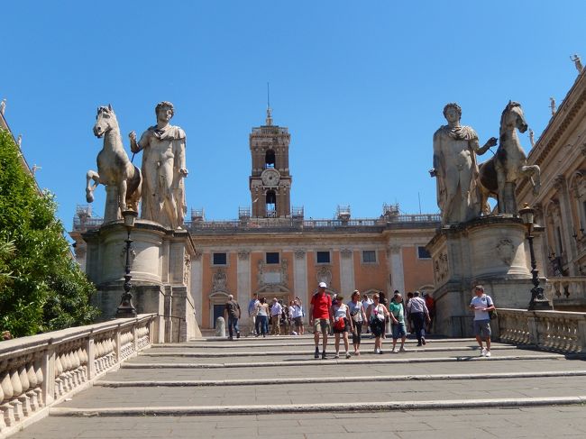 2014年6月から7月にかけて、イタリア、フランス、スペインを勝手気ままに歩いた一人たびの心地よさが忘れられず、年が明けるや否や新しいプランを作成。今年は昨年最も強く心を惹かれてしまったイタリアに集中することにしました。6月のトスカーナは連日35度を超す猛暑だったので、今年は1か月前倒し。<br /><br />まずは行きたいところをピックアップして、たびの拠点となる都市を選定。宿泊施設を押さえてから、詳細を詰めていくというのが私のスタイルなのですが、例によってこれも見たい、あそこも行きたい・・・とかく欲張りな私のこと、1か月じゃあ全く時間が足りないことがすぐに判明しました。とはいえ、時間とお金は限りあるもの。優先順位を決めて、何とかやりくりをして決めたのが下記のプランです。<br /><br />イタリアには過去3度行ったことがあります。<br />最初のたびは、大学生の頃、スイスのチューリッヒから日帰りで行ったミラノ。最後の晩餐だけ見に行ったような、慌ただしいたびでした。<br />2回目は2001年、シシリアとアルベルベッロ、カプリ島、ローマを2週間かけて回りました。<br />3回目が2014年、ベネチアとトスカーナ州、リグーリア州が中心の2週間。<br /><br />今回は、過去に行ったことのない場所をメインとした旅程となりました。たびを重ねるうちに、自分が最も興味を惹かれるものは、古い建物、神社仏閣教会等、そして彫刻、絵などの美術品　全て人が作り出したものだということがわかってきました。中でも、ここ2、3年、以前はあまり興味が沸かなかった教会に強く惹かれる自分がいます。基本的には無宗教なのですが、現在より人々の心が純粋で、神を敬う気持ちが強かった頃でなければ、創り上げられなかった文化の結晶とでもいうべき施設には畏敬の念を覚えます。というわけで、今回のたびの中心は教会を巡る街歩きとなってしまいました。<br /><br />イタリア語は皆目見当がつかず、付け焼刃で2週間ほど本を見て勉強しましたが、やるとやらないでは大違い。後は度胸と愛嬌？で前進あるのみ。御陰様で、とても自己満足度の高いたびになりました。<br /><br />2015/5/6	水	成田→モスクワ→ローマ<br />2015/5/7	木	ローマ<br />2015/5/8	金	ローマ→ティヴォリ→ローマ<br />2015/5/9	土	ローマ<br />2015/5/10	日	ローマ<br />2015/5/11	月	ローマ<br />2015/5/12	火	ローマ<br />2015/5/13	水	ローマ→ナポリ<br />2015/5/14	木	ナポリ→ソレント→アマルフィ→ラヴェッロ→アマルフィ→サレルノ→ナポリ<br />2015/5/15	金	ナポリ<br />2015/5/16	土	ナポリ→エルコラーノ→ナポリ→カゼルタ→ナポリ<br />2015/5/17	日	ナポリ→バーリ<br />2015/5/18	月	バーリ→マテーラ→バーリ<br />2015/5/19	火	バーリ→レッチェ→バーリ<br />2015/5/20	水	バーリ→オストゥーニ→チェリエ・メッサピカ→マルティーナフランカ→バーリ<br />2015/5/21	木	バーリ→アンコーナ→フォリーニョ<br />2015/5/22	金	フォリーニョ→スペッロ→アッシジ→フォリーニョ<br />2015/5/23	土	フォリーニョ→トレヴィ→スポレート→フォリーニョ<br />2015/5/24	日	フォリーニョ→ペルージャ→フォリーニョ<br />2015/5/25	月	フォリーニョ→コルトーナ→オルヴィエト<br />2015/5/26	火	オルヴィエト→チヴィタ　ディ　バーニョレージョ→オルヴィエト<br />2015/5/27	水	オルヴィエト→アレッツォ→オルヴィエト<br />2015/5/28	木	オルヴィエト→フィレンツェ→ボローニャ<br />2015/5/29	金	ボローニャ→ラヴェンナ→ボローニャ<br />2015/5/30	土	ボローニャ→モデナ→ボローニャ→フェラーラ→ボローニャ<br />2015/5/31	日	ボローニャ<br />2015/6/1	月	ボローニャ→パドヴァ→ヴィチェンツァ<br />2015/6/2	火	ヴィチェンツァ→パドヴァ→ヴィチェンツァ<br />2015/6/3	水	ヴィチェンツァ→ヴェローナ→ヴィチェンツァ<br />2015/6/4	木	ヴィチェンツァ<br />2015/6/5	金	ヴィチェンツァ→ミラノ<br />2015/6/6	土	ミラノ<br />2015/6/7	日	ミラノ<br />2015/6/8	月	ミラノ→モスクワ→<br />2015/6/9	火	→成田<br /><br />カンピドーリオ広場に真っ直ぐ向かうはずだったのに、また何か見つけてしまいましたよ。3歩進むと歩みを止めてしまう私の足って一体何？　使い物にならないわ〜<br />