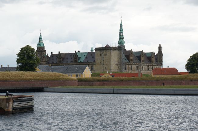 フレデリクスボー城観光後、フリーデンスボー宮殿に行く予定が諸事情により行けず。クロンボー城までの道のりは遠かった。<br />ただ城自体は素晴らしく、やはり世界遺産は違う。<br />その後、コペンハーゲンに戻り街を散策。<br /><br /><br />旅行日程<br />7/18　日本→ヘルシンキ→コペンハーゲン着、コペンハーゲン観光　&lt;コペンハーゲン泊&gt;<br />7/19　フレデリクスボー城、クロンボー城、コペンハーゲン観光　&lt;コペンハーゲン泊&gt;←★<br />7/20　コペンハーゲン観光、ロスキレ観光　&lt;コペンハーゲン泊&gt;<br />7/21　コペンハーゲン観光　コペンハーゲン→ストックホルム　&lt;ストックホルム泊&gt;<br />7/22　ストックホルム観光　&lt;ストックホルム泊&gt;<br />7/23　ストックホルム観光　&lt;ストックホルム泊&gt;<br />7/24　ストックホルム観光、ストックホルム→ヘルシンキ<br />7/25　日本着