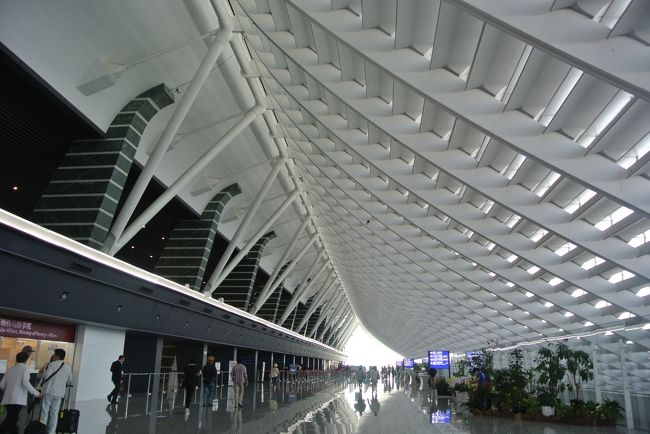 1年1台湾!で今年の旅は2人旅。<br />10年くらい前に行って以来の台湾旅という友達と。<br />1人旅だといけないお鍋も食べられて満足でした♪<br /><br />6月26日昼発・6月28日午後発 <br />関空〜桃園<br />トランスアジア 往復1人¥31,550<br />大名ビジネスホテル ツイン 2泊で¥27,200<br />ひとり¥45,150<br /><br />チケットとったのがわずか1週間前・・ぎりぎりまで予定決めず<br />バタバタと旅立ちました。<br />ずうっと晴れていて、おいしいもの食べて、1年1台湾じゃ足らなくなってきた。。<br /><br />1日目 http://4travel.jp/travelogue/11047520<br />2日目その1 http://4travel.jp/travelogue/11047553<br />2日目その2 http://4travel.jp/travelogue/11048304<br />3日目 http://4travel.jp/travelogue/11048315<br />買ったもの http://4travel.jp/travelogue/11048318<br /><br /><br /><br /><br />