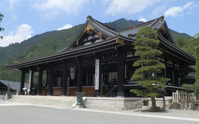 2015年8月身延山に日帰りで行ってきました。<br /><br />使った切符は前回5月の際に使った「休日乗り放題きっぷ」この切符には別途特急券を使えば、特急に乗れるのがあり難いですね。<br /><br /><br />【行程】<br />湯河原(8:13発)→普通・熱海行き→熱海(8:20着)<br />熱海(8:48発)→普通・島田行き→富士(9:30着)<br />富士(9:49発)→普通・西富士宮行き→富士宮(10:08着)<br />富士宮(10:27発)→特急・ワイドビューふじかわ3号→身延(11:10着)<br />身延駅(11:15発)→山交タウンコーチ・身延山行き→身延山(11:27着)<br />身延山(11:28発)→身延山乗合タクシー久遠寺線→久遠寺(11:33着)<br /><br />身延山(13:50発)→山交タウンコーチ・身延駅行き→身延駅(14:02着)<br />身延(14:06発)→普通・富士行き→富士(15:29着)<br />富士(15:48発)→普通・熱海行き→熱海(16:28着)<br />熱海(16:46発)→普通・高崎行き→湯河原(16:51着)<br /><br />