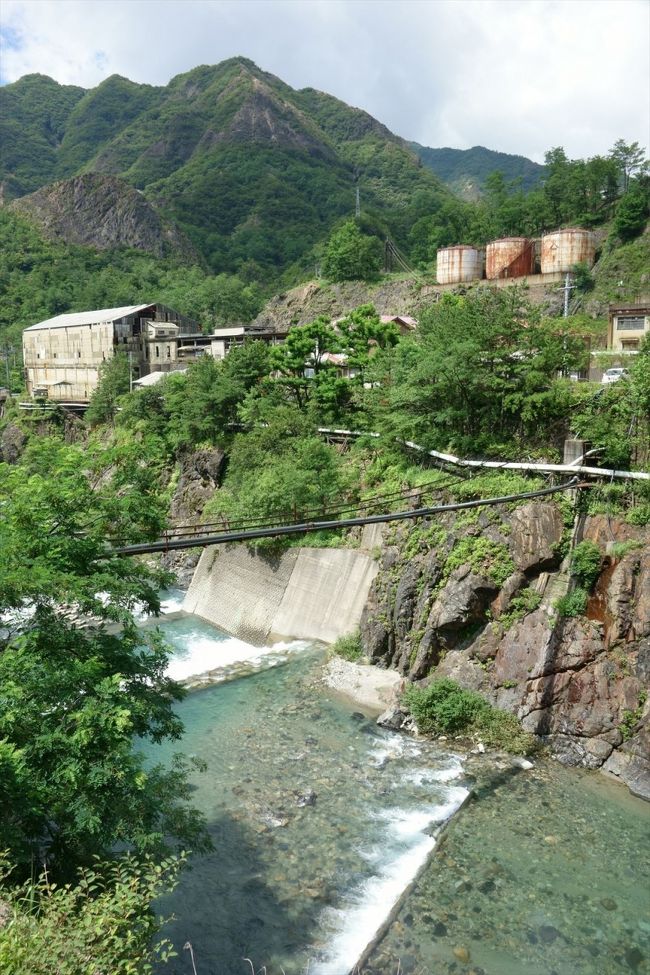 真夏の暑い中を足尾銅山の廃墟と松木渓谷に残る廃村松木村をわたらせ渓谷鐵道に乗って探検してきました。<br />桐生に前泊し、絹織物とパチンコ台という二大産業の廃れてしまった現場を目の当たりにしたあと、翌日のわ鐵間藤行き始発に乗って足尾へと。明治から昭和にかけて国の命運を賭けた巨大鉱山に残る廃墟とさらにその奥にある巨大鉱山からもたらされる公害によって廃村とならざるを得なかった村の跡、その村の跡を襲うかのような銅鉱石の残渣の山。教科書に載っていた足尾鉱毒事件は鉱山から流れ出る毒水が渡良瀬川を流れて下流の村の田んぼに襲い掛かるというものでしたが、鉱山で採掘された銅鉱石を精錬する過程で発生した毒ガスが周囲の山々を丸裸にし、上流の村に住む人を追い払ったという事実を見てきました。<br />軍艦島が世界遺産となりましたが、この足尾銅山跡も軍艦島に負けず劣らずいろいろなものが残っています。しかしながらここはその負の面が強すぎることからスポットライトを浴びる可能性は少ないと考えます。でも廃墟は少しずつ崩れ去る運命にあります。見に行くなら早いに越したことはないです。