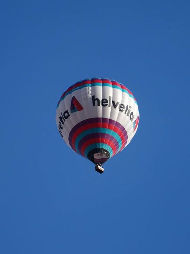 6月末の夜7時半ごろ、真っ青な空を熱気球が飛んでいました。<br /><br />熱気球に「Helvetia」と書かれていますね。<br /><br />http://ameblo.jp/swissjoho/entry-12043366131.html