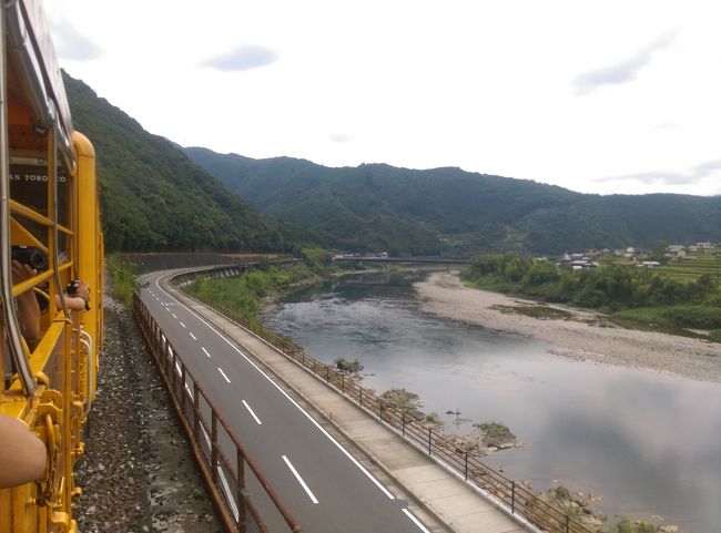 四国一人旅の二日目。<br />しまんトロッコに乗って四万十川の絶景を眺めながら高知県入りします。<br />高知入りした後は、まっすぐ市内へ向かわず、一旦土佐くろしお鉄道で土佐入野へ向かい、海岸を散歩。<br />その後、中村から「あしずり」に乗り込み、高知シティへ。<br /><br />松山→宇和島（宇和海５号）<br />宇和島→窪川（しまんトロッコ２号）<br />窪川→土佐入野（普通列車）<br />浮鞭→中村（普通列車）<br />中村→高知（あしずり８号）