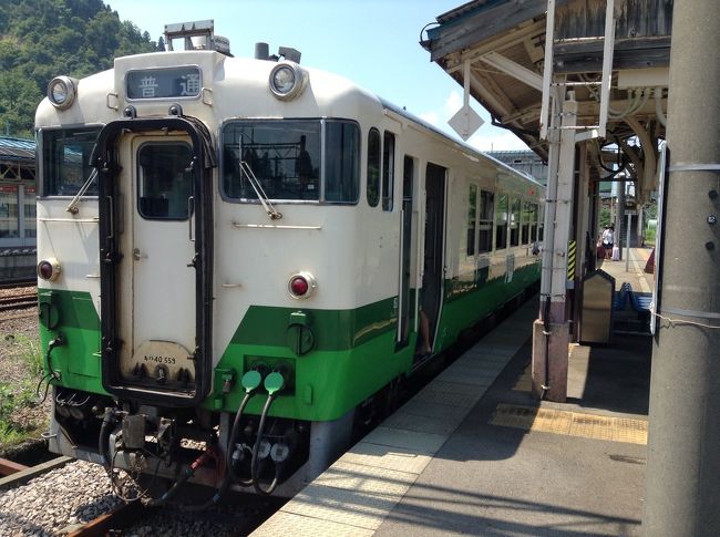 えっちらおっちら新宿から普通列車で小出までやってきた1の続きです。<br />  ここからは、只見線に乗って一路只見を目指します。只見寄りの車体にはエアコンが効いていましたが、小出寄りのこの表紙の車体は窓全開で天然クーラー付きです。<br />  天然クーラー車の方が珍しいのでエアコン車よりも混んでました。と言っても一つのボックスシートに1,2人づつでしたが。<br /><br />毎度毎度の乗り物旅行記で恐縮ですが最後までお付き合いいただければ幸いです。