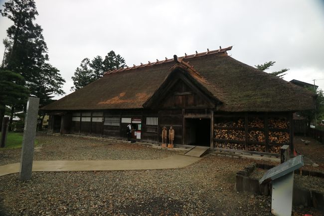 　<br /><br />尿前の関を不審の眼で見降ろされ、ようようにして小雨の中を中山越し、封人の家にたどり着き、小国の里に三日滞在することとなります。<br /><br />　家の裏に清水があり、和泉屋敷と呼ばれていたという。<br /><br /><br />元禄弐年五月<br /><br />曾良日記に「十六日　境田二滞留。大雨、宿（和泉庄屋、新右衛門兄也）。]<br />とあります。<br /><br /><br /><br />ガイドブック<br /><br />ワイド版岩波文庫　７９　「芭蕉　おくのほそ道」　岩波書店　２０１２年発行<br /><br />カメラ　<br />　キャノン　EOS　M3　レンズ１１−２２ｍｍ