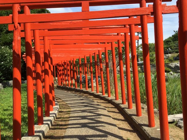 　以前ネットで見た写真、たくさんの鳥居が並ぶ不思議な光景。津軽地方にあることはわかったのだが、場所は不明だった。その後ソフトバンクのテレビコマーシャルで紹介され、場所と名前が判明。これは一度見に行かねばと思い、ようやくその日が訪れた。<br /><br />　自宅のある十和田市からは結構な距離、津軽半島の中ほど十三湖の近くにそこはあった。距離にして150ｋｍ、バイクを走らせた。<br />