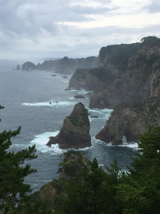 岩手県は広い。下閉伊郡という郡も広い。岩泉町も広い。その岩泉町に住んでいる友人と三陸海岸をちょっとだけ旅することにしました。海岸が美しいので有名な「浄土ヶ浜」とリアス式の崖が美しいので有名な「北山崎」をリクエストしたのですが、距離感と友人の運転技術がわからないので、どの程度動けるのかちょっと心配。 おまけに秋雨前線なんか張り出しちゃって天気はうんと心配。基本晴れ女たちなんですけどね。