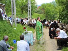 ROMANIA12 ﾎﾟｲｴﾆ村5　丘の上での十字架祭礼とお葬式 Poienile Izei