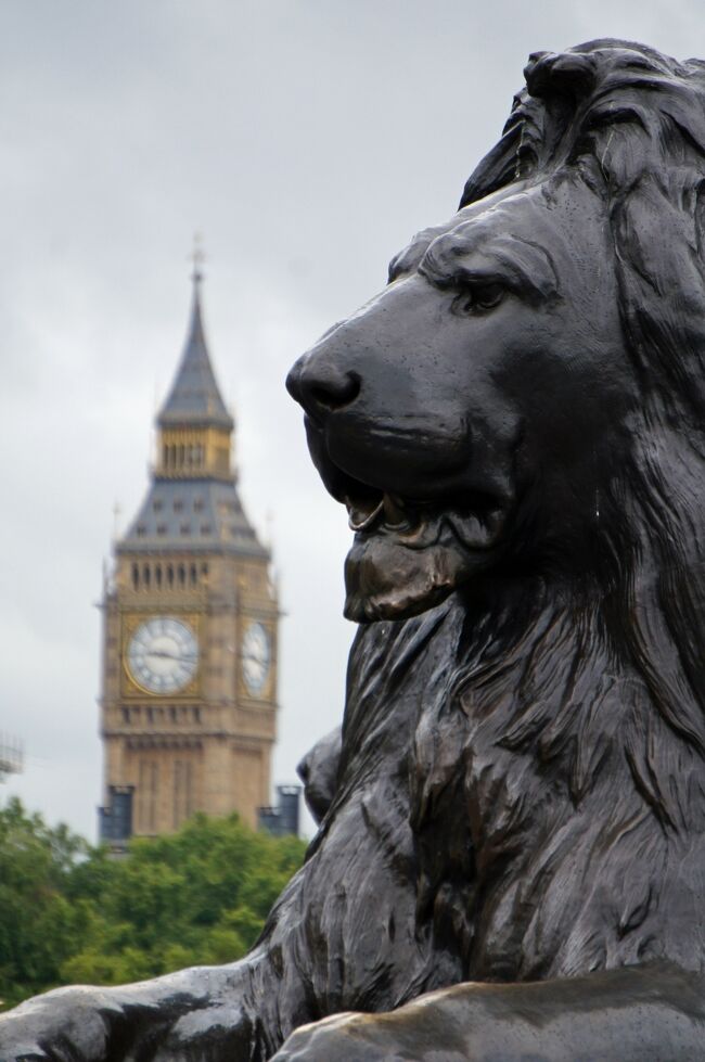 ロンドンについた翌日はゆっくり寝たせいか快適な目覚めでした。昨晩に続きゆっくりバスタブに浸かりますが、宿泊したホテルのお湯の出が良いので助かりました。朝食もしっかり摂ってから街歩きに出発です。横断歩道を渡って目の前にある超高級ホテルの「サヴォイ・ホテル」にちょっと立ち寄って、そのままテムズ河沿いの「ヴィクトリア・エンバンクメント・ガーデンズ」を散歩します。市内へ出勤する人々の流れに逆らった感じでちょっと気が引けます。チャリング・クロス駅も通勤客で一杯でした。リアルな現実の世界を見ていてはせっかくの旅行気分が台無しなので、観光客のメッカである「トラファルガー広場」へ移動します。そのまま「ナショナル・ギャラリー」を見学しようと思ったのですが、時間が早かったのでハリー・ポッターのダイアゴン横町のモデルになった「セシル・コート通り」に寄りました。趣味で集めている古地図を見るためでしたが、ここも時間が早すぎて営業時間にはなっていませんでした。時間前にナショナル・ギャラリーに戻り、少し並びましたが1番で美術館に入りました。ここは館内の撮影が出来ないと思っていたのですが、フラッシュを使わなければ撮影は可能でした。残念なのはノース・ウイングのほとんどの部屋が閉鎖されていたことです。春にベルギーとオランダで勉強して来たレンブラントやルーベンスやフェルメールなどの17世紀の絵画は観ることが出来ませんでした。