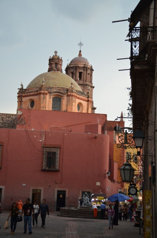 8月の盆休み明けに約10年ぶりにメキシコに入国し、出張の合間に世界遺産の「ケレタロ歴史的建造物地区」を訪れることができた。この地域は中央高原と呼ばれ、標高2,000m近い高原の上にある。近年インフラの整備が進み、多くの日系企業が進出している。かつて安い人件費を活かして、太平洋に面するバハ・カリフォルニア州のティファナ地域に電気機器メーカーを中心とする日系企業が多く進出していた。しかし多くの企業は、更に人件費の安い中国に生産拠点を移してしまい優位性を失った。変わって浮上したのが、世界最大の都市の一つメキシコシティ(人口約2,000万人)を擁する中央高原である。<br /><br />メキシコの面積は日本の約5倍、総人口は約1.2億人で世界第11位、スペイン語圏では世界最大の人口を持つ国だ。2002年にティファナに長期に滞在していたため、メキシコの複雑な国情や犯罪のリスクについてはある程度の知識は持っていた。しかし、中央高原地域は全く馴染みがなく、ケレタロという街についての知識は皆無、しかもこの街の旧市街が世界遺産に登録されているとは全く意外であった。<br /><br />ケレタロはメキシコシティから北西約200kmにあり、ケレタロ州の州都で最大の都市、人口は約75万人である。街は1531年にスペイン人入植者によって建設され、17世紀から18世紀には周囲の銀山から産する銀の輸送の要衝として町が発展し、美しい街並みが作られた。街の中心部は石畳の道にコロニアルな街並みが広がっており、あちこちにバロック式の教会が建っている。<br /><br />またローマ時代の遺跡か、と見まがうような水道橋が郊外にある。この街の象徴とも言える水道橋の長さは1280mで74本の優美なアーチを持つ。1738年に当時の水不足の解消のため、この街の資産家ウルティア侯爵がメキシコシティの建築家を招き、スペインのセゴビア水道橋を真似て建造させたそうだ。この歴史の残る地域が「ケレタロ歴史的建造物地区」として世界遺産に登録されている。<br /><br />今回の出張では、ほとんど観光を楽しむ余裕はなかったが、メキシコの世界遺産としては、メキシコシティ歴史地区、テオティワカン遺跡に次いで3ヶ所目になる。中央高原の周囲にはサン・ミゲル・デ・アジェンデ、グァナファト、モレリアなどスペイン統治時代の世界遺産が点在しており、またこの国の東部にはマヤ文明の遺跡が点在している。32ヶ所の世界遺産を擁するメキシコ、残りの世界遺産を訪れるのを今後の楽しみにしておこう。<br />